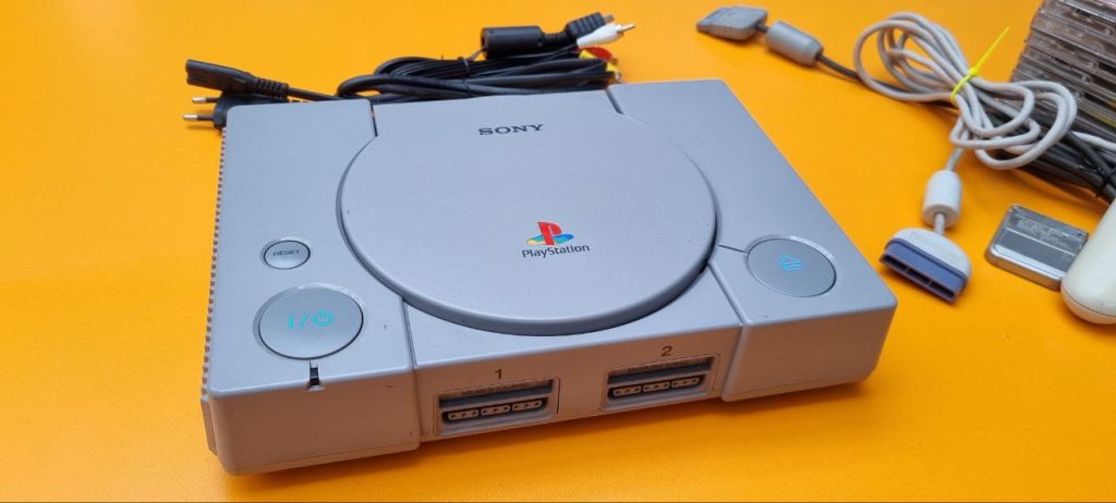 Sony Playstation 1 Fat 2 геймпада +Игры б/у