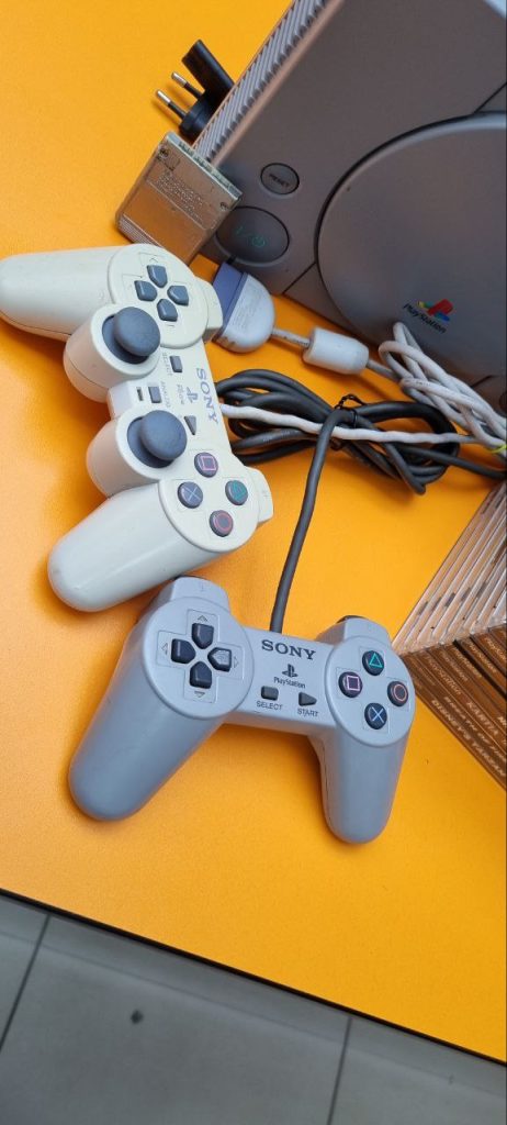 Sony Playstation 1 Fat 2 геймпада +Игры б/у